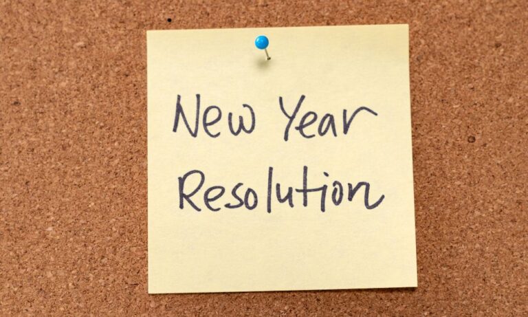 sticky note with new year resolution for weight loss clinic